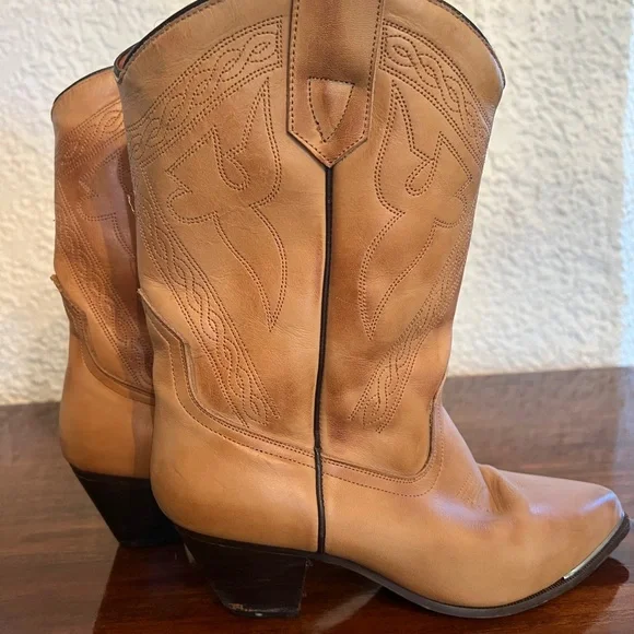 Tan Heeled Leather Boots with Western Style - Picture 2 of 8